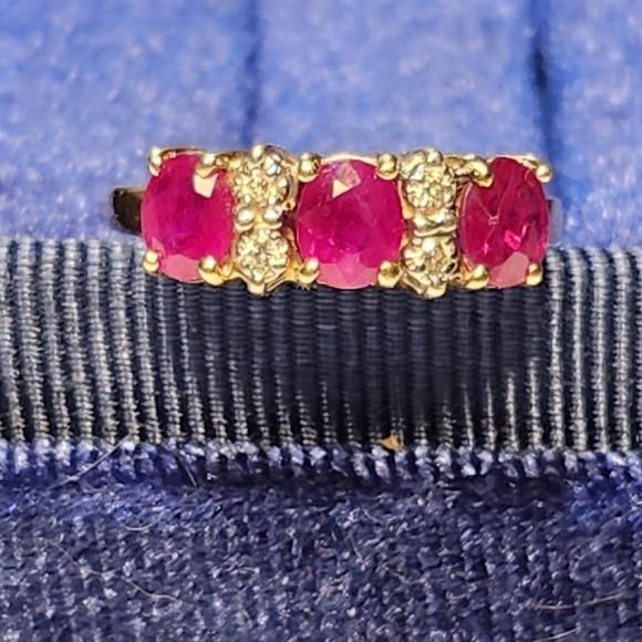 Beautiful 14 kt  Ruby and Diamond Ring - Picture 10 of 16